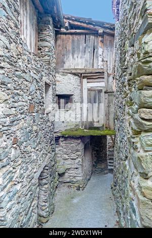 Alter Kamin in einem Haus mit altem Schieferdach in Caspoggio in der Region Valmalenco, Italien Stockfoto