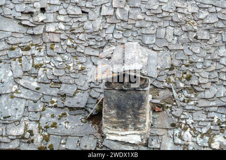 Alter Kamin in einem Haus mit altem Schieferdach in Caspoggio in der Region Valmalenco, Italien Stockfoto