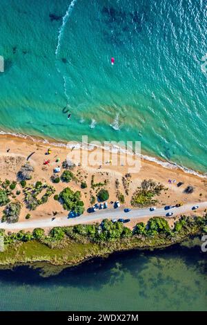 Blick aus der Vogelperspektive auf den Strand von Halikounas (direkt neben dem See Korission), ein Kitesurfer-Paradies auf Korfu, Ionisches Meer, Griechenland. Stockfoto