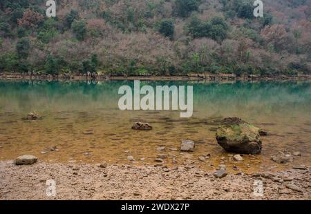 Dezember im Limski-Kanal oder im Lim-Kanal in Istrien, Kroatien. Oft als der einzige Fjord in Südeuropa beschrieben, ist es aufgrund nicht-glazialen Ursprungs tatsächlich eine ria Stockfoto