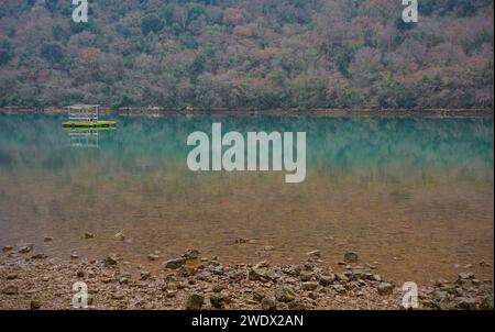 Dezember im Limski-Kanal oder im Lim-Kanal in Istrien, Kroatien. Oft als der einzige Fjord in Südeuropa beschrieben, ist es aufgrund nicht-glazialen Ursprungs tatsächlich eine ria Stockfoto