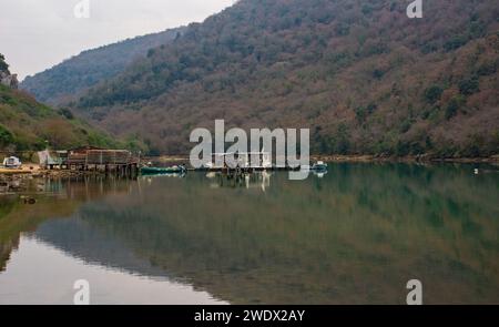 Dezember im Limski-Kanal oder im Lim-Kanal in Istrien, Kroatien. Oft als der einzige Fjord in Südeuropa beschrieben, ist es aufgrund nicht-glazialen Ursprungs tatsächlich eine ria Stockfoto