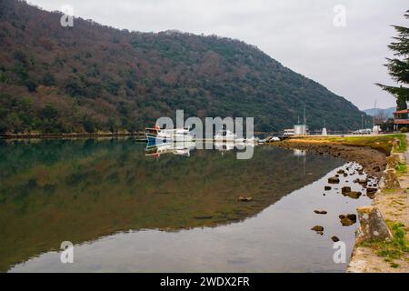 Dezember im Limski-Kanal oder im Lim-Kanal in Istrien, Kroatien. Oft als der einzige Fjord in Südeuropa beschrieben, ist es aufgrund nicht-glazialen Ursprungs tatsächlich eine ria Stockfoto