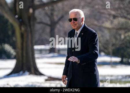 Washington, Usa. Januar 2024. Präsident Joe Biden spaziert über den Südrasen des Weißen Hauses, nachdem er am Montag, den 22. Januar 2024, von einem Wochenendausflug nach Delaware zurückgekehrt ist. Foto: Bonnie Cash, Pool/ABACAPRESS.COM Credit: Abaca Press/Alamy Live News Stockfoto