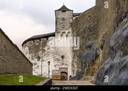Festung Hohensalzburg in Salzburg, Österreich. Große mittelalterliche Burg auf dem Festungsberg. Stockfoto