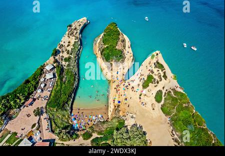Aus der Vogelperspektive (Drohne) auf den Strand 'Canal d' Amour', die Stadt Sidari, die Insel Kerkyra ('Korfu'), das Ionische Meer, Griechenland Stockfoto