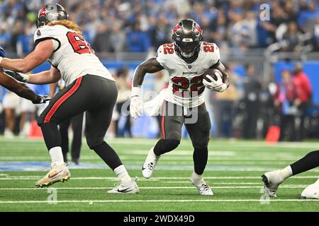 DETROIT, MI - 21. JANUAR: Tampa Bay Buccaneers RB Chase Edmonds (22) findet eine offene Spur, die während des Spiels zwischen den Tampa Bay Buccaneers und den Detroit Lions am 21. Januar 2024 im Ford Field in Detroit, MI (Foto: Allan Dranberg/CSM) Stockfoto