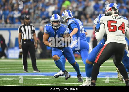 DETROIT, MI - 21. JANUAR: Detroit Lions Running Back (5) David Montgomery nimmt die Übergabe und tritt nach draußen während des Spiels zwischen den Tampa Bay Buccaneers und den Detroit Lions am 21. Januar 2024 im Ford Field in Detroit, MI (Foto: Allan Dranberg/CSM) Stockfoto