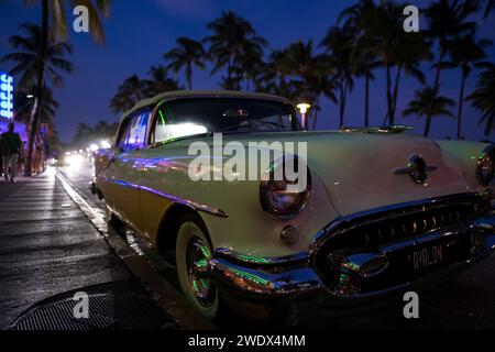 Miami, USA. Oktober 2023. Fahrzeug auf dem Seeweg vor dem Avalon Hotel. Stockfoto