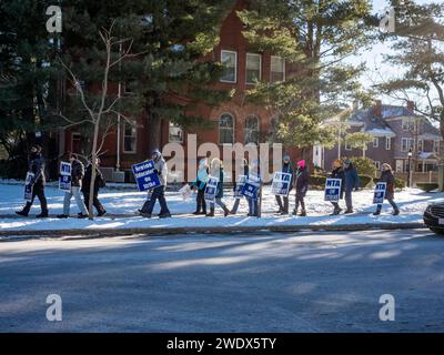 Newton, Massachusetts, USA. Januar 2024. Die Lehrer der öffentlichen Schule in Newton streiken, nachdem sie fünf Monate lang ohne Vertrag gearbeitet haben. Sie suchen nach besseren Arbeitsbedingungen, gerechteren Gehältern für Lehrmittel und Therapeuten und mehr Verhaltensressourcen in ihren Schulen. (Credit Image: © Sue Dorfman/ZUMA Press Wire) NUR REDAKTIONELLE VERWENDUNG! Nicht für kommerzielle ZWECKE! Quelle: ZUMA Press, Inc./Alamy Live News Stockfoto