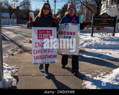 Newton, Massachusetts, USA. Januar 2024. Die Lehrer der öffentlichen Schule in Newton streiken, nachdem sie fünf Monate lang ohne Vertrag gearbeitet haben. Sie suchen nach besseren Arbeitsbedingungen, gerechteren Gehältern für Lehrmittel und Therapeuten und mehr Verhaltensressourcen in ihren Schulen. (Credit Image: © Sue Dorfman/ZUMA Press Wire) NUR REDAKTIONELLE VERWENDUNG! Nicht für kommerzielle ZWECKE! Quelle: ZUMA Press, Inc./Alamy Live News Stockfoto