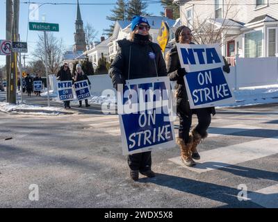 Newton, Massachusetts, USA. Januar 2024. Die Lehrer der öffentlichen Schule in Newton streiken, nachdem sie fünf Monate lang ohne Vertrag gearbeitet haben. Sie suchen nach besseren Arbeitsbedingungen, gerechteren Gehältern für Lehrmittel und Therapeuten und mehr Verhaltensressourcen in ihren Schulen. (Credit Image: © Sue Dorfman/ZUMA Press Wire) NUR REDAKTIONELLE VERWENDUNG! Nicht für kommerzielle ZWECKE! Quelle: ZUMA Press, Inc./Alamy Live News Stockfoto