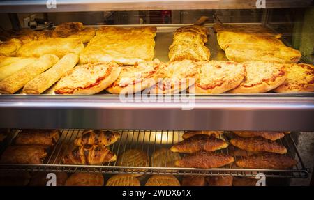 Frisch gebackene Focaccia al formaggio di Recco in einem Regal in einer traditionellen Pizzeria. Focaccia-Brot mit Käse. Käse-Focaccia mit Tomatenpaste. Stre Stockfoto