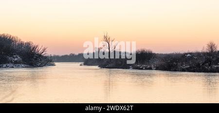 Winterlandschaft mit trockener Vegetation neben einem gefrorenen See Stockfoto