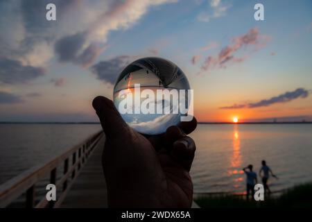 Lensball am Pier bei Sonnenuntergang in ft Fisher, NC Stockfoto