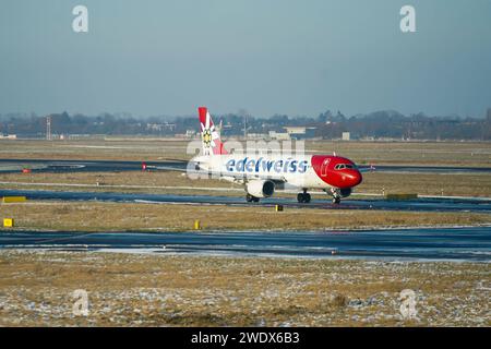 Flughafen Düsseldorf, Nordrhein-Westfalen, Deutschland, Europa - Flugzeug, Airbus A320 Linienflugzeug der Schweizer Fluggesellschaft Edelweiss *** Flughafen Düsseldorf, Nordrhein-Westfalen, Deutschland, europäisches Flugzeug, Airbus A320 Linienflugzeug der Schweizer Fluggesellschaft Edelweiss Stockfoto