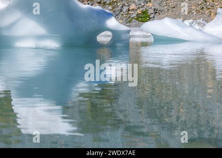 Eisberge schwimmen an einem wunderschönen Nachmittag im Upper Grinnell Lake im Glacier National Park montana. Stockfoto