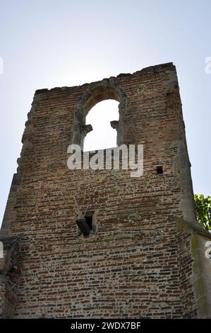 All Saints' Church auf dem Gelände des Colchester Zoo, Essex, Großbritannien. Aus dem 13. Jahrhundert ehemalige Pfarrkirche von Great Stanway. Ruinen, teilweise restauriert Stockfoto