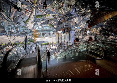 TOKIO/JAPAN - 21. November 2023: Blick auf das spiegelverkehrte Innere des Tokyu Plaza Omotesando Stockfoto