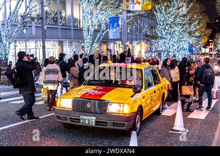 TOKIO/JAPAN - 21. November 2023: Menschenmassen fotografieren Weihnachtslichter im Stadtteil roppongi Stockfoto