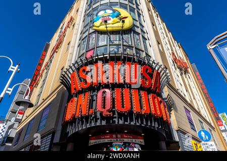 TOKIO/JAPAN - 19. November 2023: Blick von unten auf den berühmten Don Quijote Shop in Asakusa Stockfoto