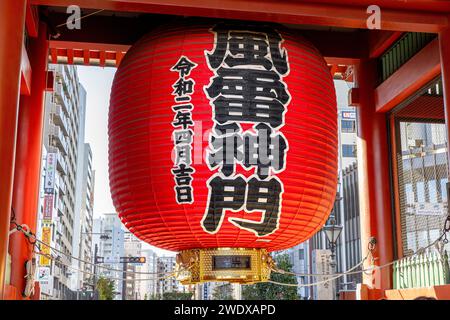 TOKIO/JAPAN - 19. November 2023: Detail der großen Laterne am Senso Ji-Tempel Stockfoto