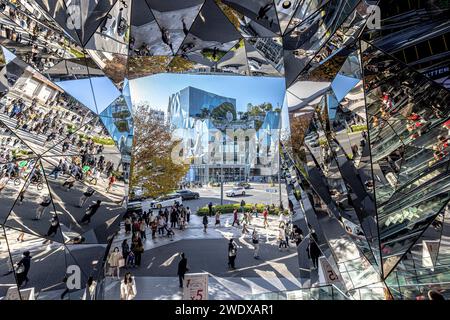 TOKIO/JAPAN - 21. November 2023: Weitwinkelblick auf das spiegelnde Innere des Tokyu Plaza Omotesando Stockfoto