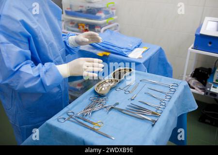 Sterile Instrumente für die Chirurgie am Tablett und an den Händen. Hochwertige Fotos Stockfoto