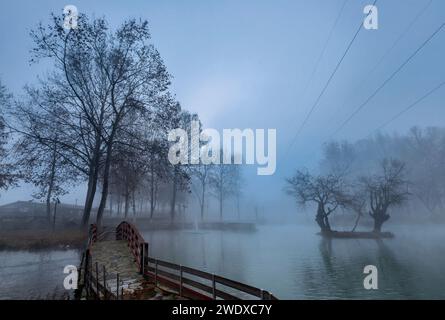 Foto in Vryssi Tyrnavou, einem malerischen kleinen See und einem schönen Erholungsgebiet in der Nähe von Tyrnavos, Larissa, Thessalien, Griechenland. Stockfoto