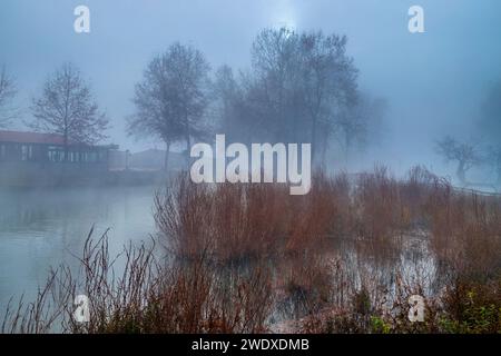 Foto in Vryssi Tyrnavou, einem malerischen kleinen See und einem schönen Erholungsgebiet in der Nähe von Tyrnavos, Larissa, Thessalien, Griechenland. Stockfoto