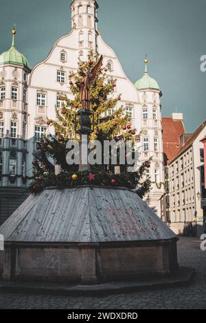 Marktplatz an einem sonnigen Tag mit Weihnachtsbaum in Memmingen, Bayern, Deutschland Stockfoto