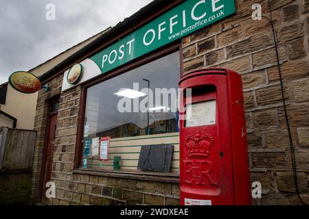 Hightown Post Office, wo ein Postmeister wegen falscher Buchhaltung verurteilt wurde. Halifax Road, Liversedge, Yorkshire. Stockfoto