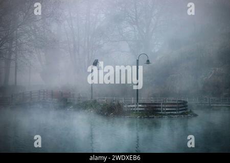 Foto in Vryssi Tyrnavou, einem malerischen kleinen See und einem schönen Erholungsgebiet in der Nähe von Tyrnavos, Larissa, Thessalien, Griechenland. Stockfoto