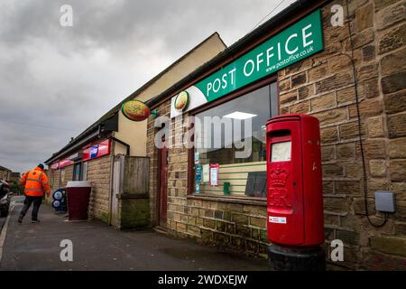 Hightown Post Office, wo ein Postmeister wegen falscher Buchhaltung verurteilt wurde. Halifax Road, Liversedge, Yorkshire. Stockfoto