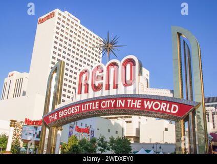 Reno, USA - 27. Juni 2008: 25. März 2018: Blick auf den Reno-Bogen und die Straße in der Innenstadt, wo er an einem sonnigen Tag liegt Stockfoto