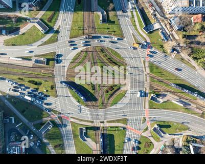 Kreisverkehr Rondo Czyzynskie in Krakau, Polen, mit Straßenbahnüberquerung, drei Straßenbahnen, dreispurigen Stadtstraßen, Fahrradwegen, unterirdischer Fußgängerzone cr Stockfoto