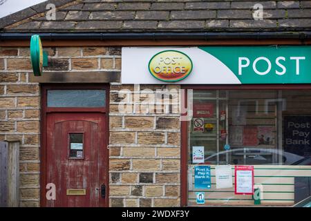 Hightown Post Office, wo ein Postmeister wegen falscher Buchhaltung verurteilt wurde. Halifax Road, Liversedge, Yorkshire. Stockfoto