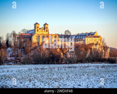 Tyniec bei Krakau, Polen. Benediktinerabtei und Kloster auf der felsigen Klippe an der Weichsel im Winter bei Sonnenuntergang Stockfoto