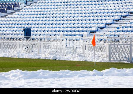 Rote Flagge an der Ecke des Fußballfeldes Winterschnee Stockfoto