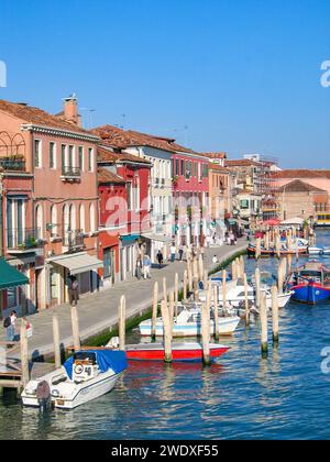 Venedig, Italien - 23. September 2005: Bootsparkplatz am kleinen Pier in Burano, Venedig, Blick auf die Fassade der Häuser im Hafen, Italien Stockfoto