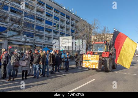 Wiesbaden, Deutschland - 8. Januar 2024: Landwirt mit Traktoren