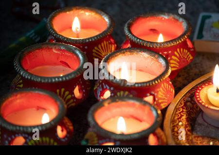 Wunderschön dekorierte Diyas beleuchtet am Vorabend von diwali und der RAM-Tempel Pran Pratishtha, die in ganz Indien und weltweit gefeiert wird Stockfoto