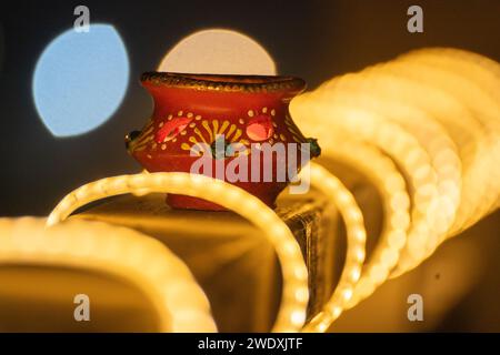 Wunderschön dekorierte Diyas, umgeben von Lichtschleifen, beleuchtet am Vorabend von diwali und dem RAM-Tempel Pran Pratishtha, die in ganz Indien gefeiert wird Stockfoto