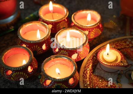 Wunderschön dekorierte Diyas beleuchtet am Vorabend von diwali und der RAM-Tempel Pran Pratishtha, die in ganz Indien und weltweit gefeiert wird Stockfoto