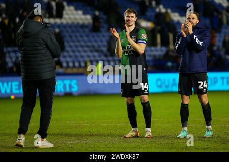 Ben Sheaf (links) und Matthew Godden applaudieren den Fans am Ende des Sky Bet Championship-Spiels in Hillsborough, Sheffield. Bilddatum: Samstag, 20. Januar 2024. Stockfoto