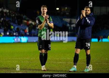 Ben Sheaf (links) und Matthew Godden applaudieren den Fans am Ende des Sky Bet Championship-Spiels in Hillsborough, Sheffield. Bilddatum: Samstag, 20. Januar 2024. Stockfoto