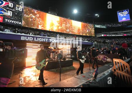 BALTIMORE, MARYLAND, 20. JAN: Der Künstler Jimmy Eat World tritt am 20. Januar 2024 im M&T Bank Stadium in Baltimore, Maryland auf. Von links: Bassist Rick Burch, Durmmer Zach Lind, Leadsänger Jim Adkins und Gitarrist Tom Linton. Stockfoto