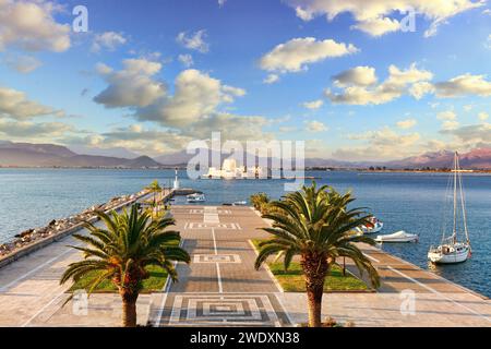 Die Burg Bourtzi in der Bucht von Nafplio bei Argolida auf dem Peloponnes, Griechenland Stockfoto