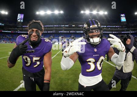 BALTIMORE, MARYLAND, 20. JAN: Baltimore Ravens Quarterback Lamar Jackson (8) feiert mit Tight End Isaiah Ignant (80) nach einem Touchdown gegen die Stockfoto