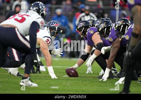 BALTIMORE, MARYLAND, 20. JAN: Ein allgemeiner Überblick über die Helme an der Linie für die Ziellinie, als das Zentrum von Baltimore Ravens Tyler Linderbaum (64) den Ball gegen Houston Texans Defensive Tackle Kurt Hinish (93) während des AFC Divisional Playoff Spiels im M&T Bank Stadium am 20. Januar 2024 in Baltimore, Maryland. Die Ravens besiegten die Texaner mit 34:10. Stockfoto